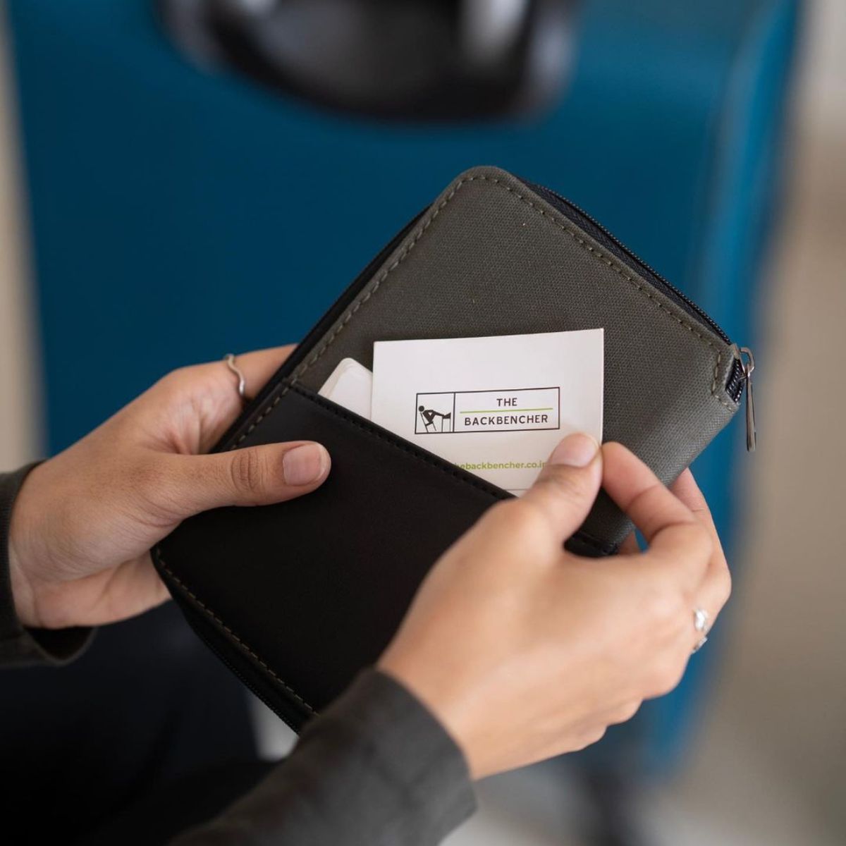 Henry Travel Wallet - Olive - Black